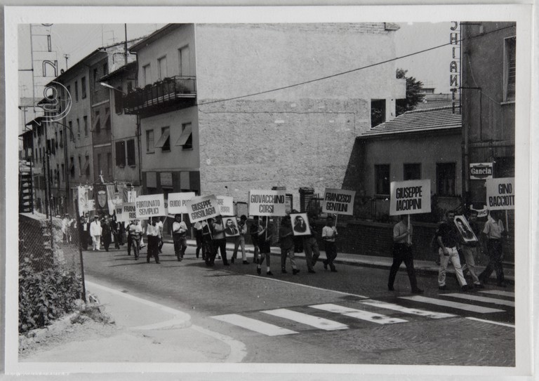 Poggibonsi, 18-19 luglio 1964, XX° anniversario della liberazione e conferimento ad Alcide Cervi della cittadinanza onoraria. Al corteo vengono portate le foto dei sette fratelli Cervi e cartelli con i nomi di partigiani della Resistenza toscana